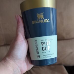 New Stanley Navy and Gold 16 oz pint cup Holiday 🎄🎁